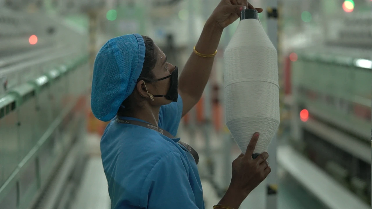 Omax Worker with Yarn